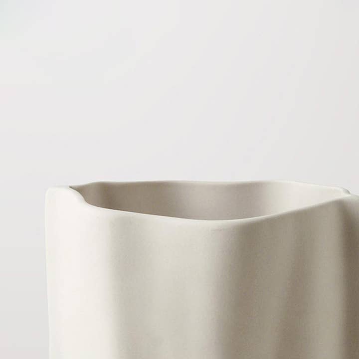 TUTU Home - Tableware & Decor - Wholesale Vaas - „Le Papier” - Keramische vaas met matwitte papieren zaklook