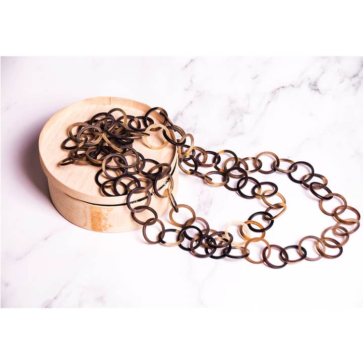 Collier en corne à maillons foncés et clairs emmêlés Q13383 de 78 pouces pour la vente par Silk Wool and Bijoux