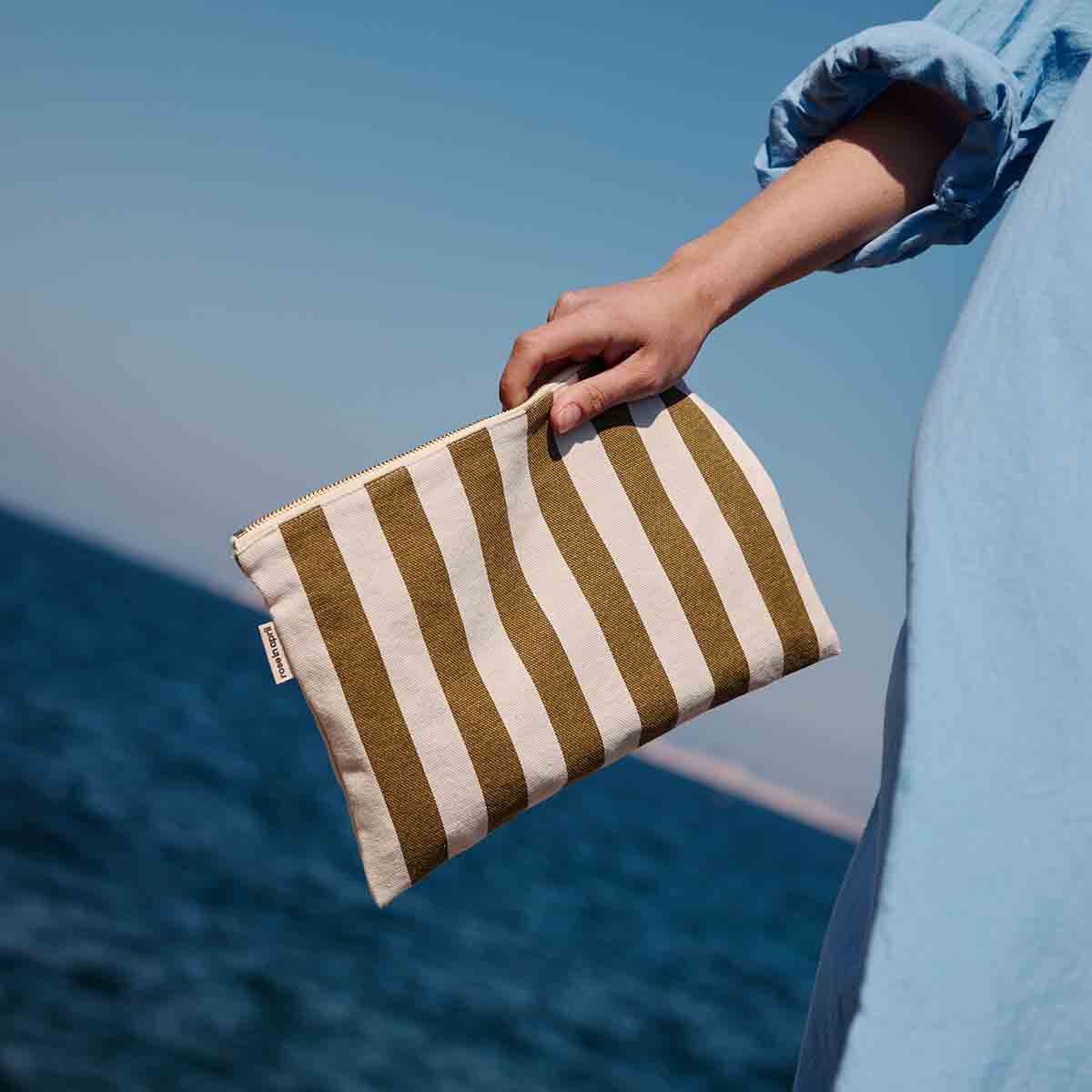 OLIVEN / GRÅBEIGE LILI fladtaske med striber i olivengrøn og greige for engroshandel på Faire1