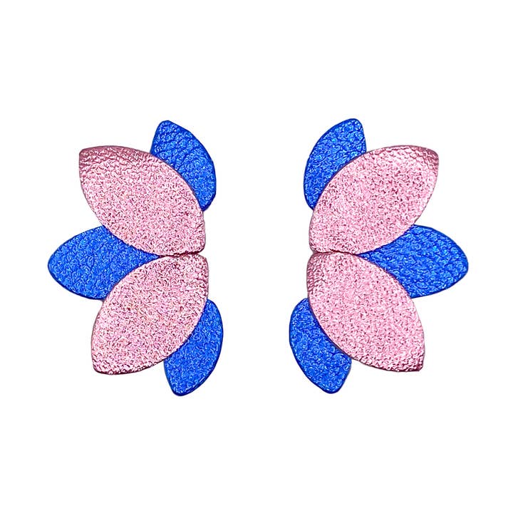 Blomörhängen i blått och rosa läder från Manali för wholesale av Manali