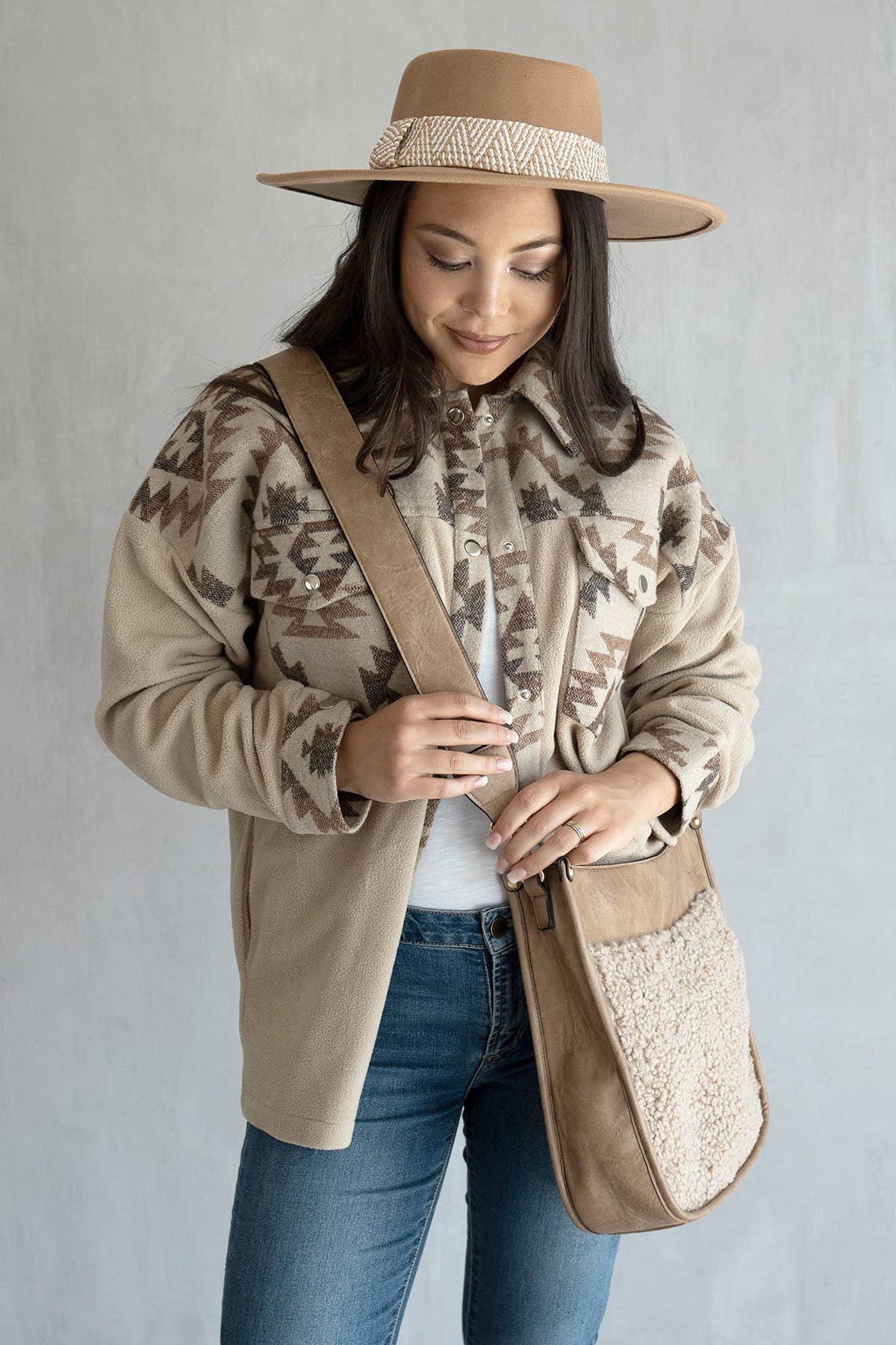 Jen & Co. – Casaco camiseiro – Mulher por atacado – SKT2200 Casaco Camisa com Estampa Flo e Bolsos Frontais2