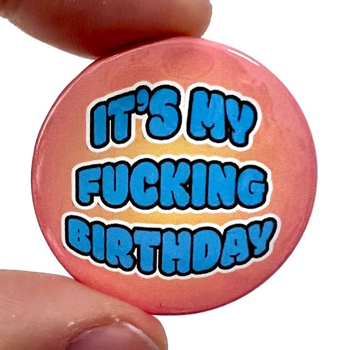 Het is mijn verdomde verjaardagsknop pin-badge voor wholesale door Bite Your Granny