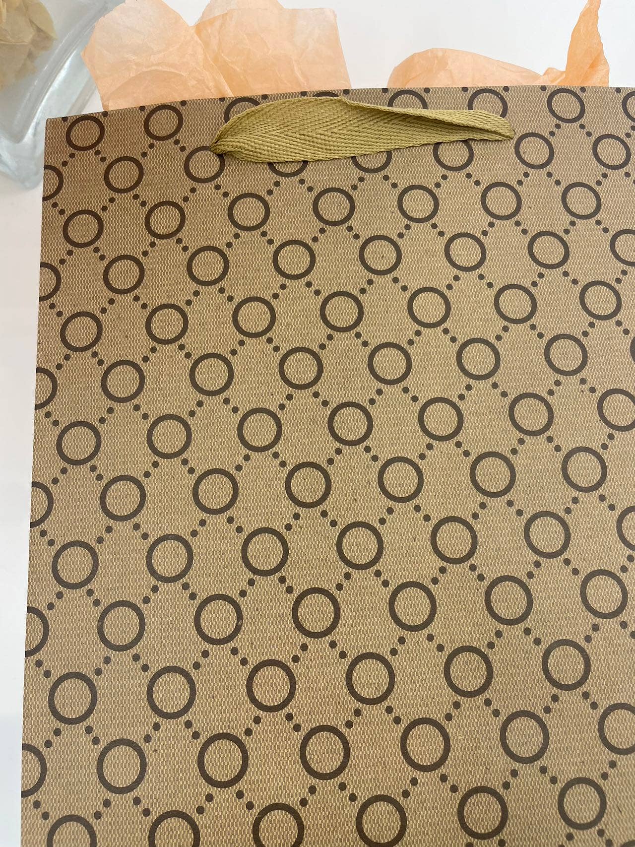 ByHome – Großhandel Geschenktüten – 20er-Set Geschenktüten aus Kraftpapier mit rundem Kettenmuster in 6 Größen1