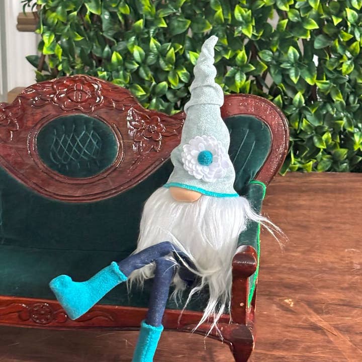 Long leg gnome with Daisy: Home Decor & Gift Displays for wholesale by Gnomevillestudios