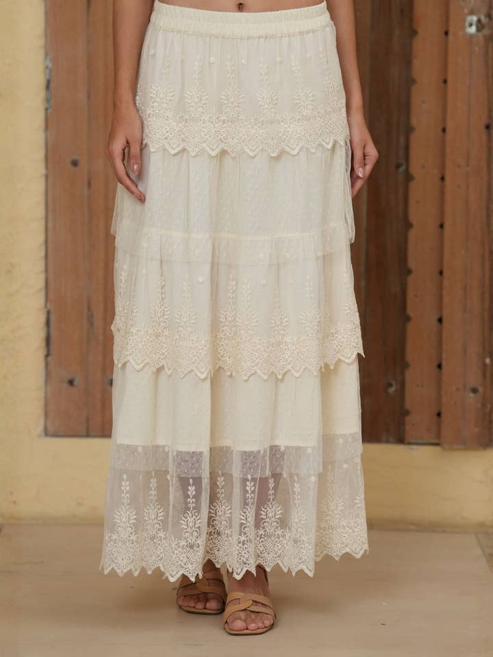 Elfenbensfarvet lagdelt blonde maxinederdel for engroshandel hos Avani Del Amour