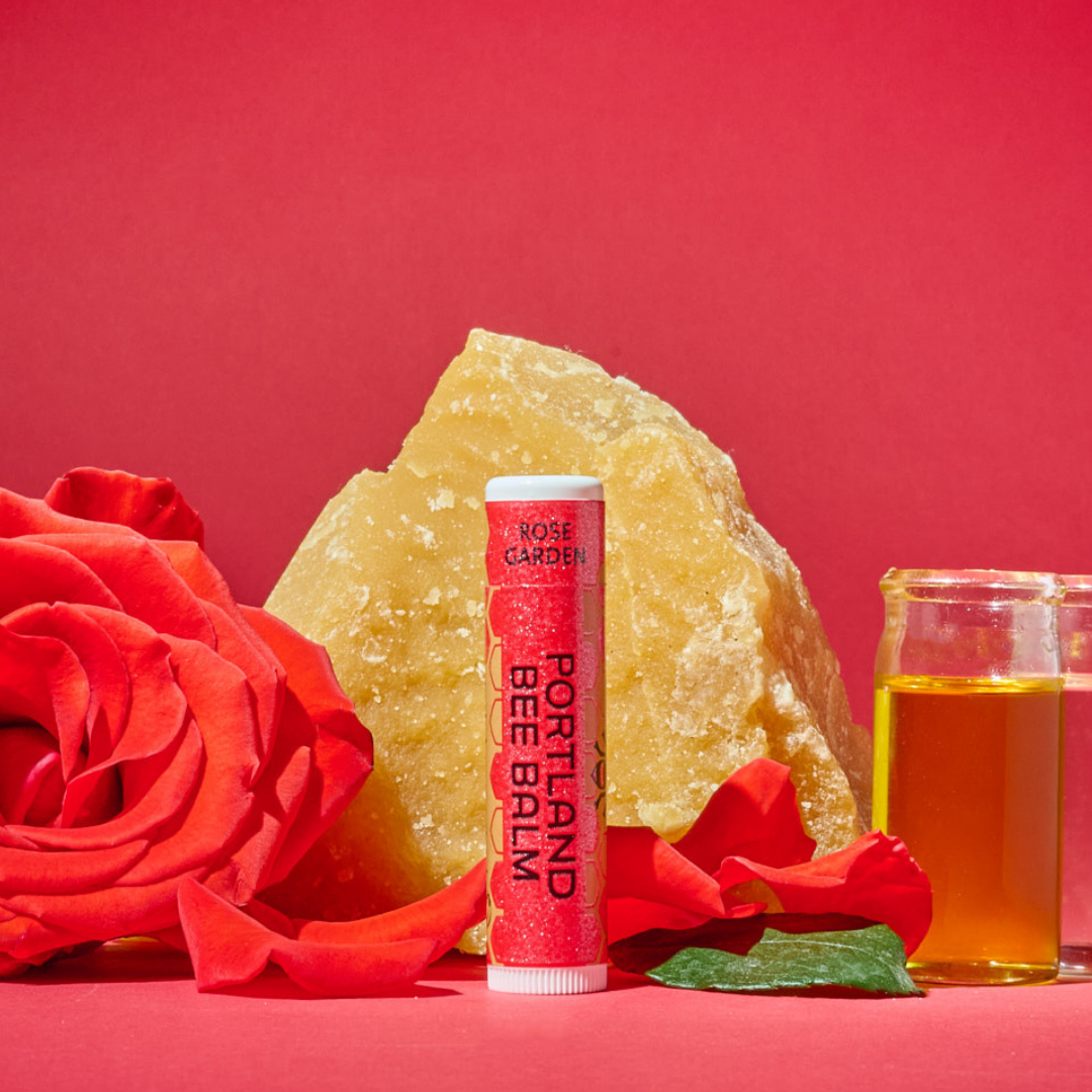Portland Bee Balm – Bálsamo labial por atacado – Expositor de Bálsamo Labial de Cera de Abelha com Aroma de Jardim de Rosas – 24 Unidades1