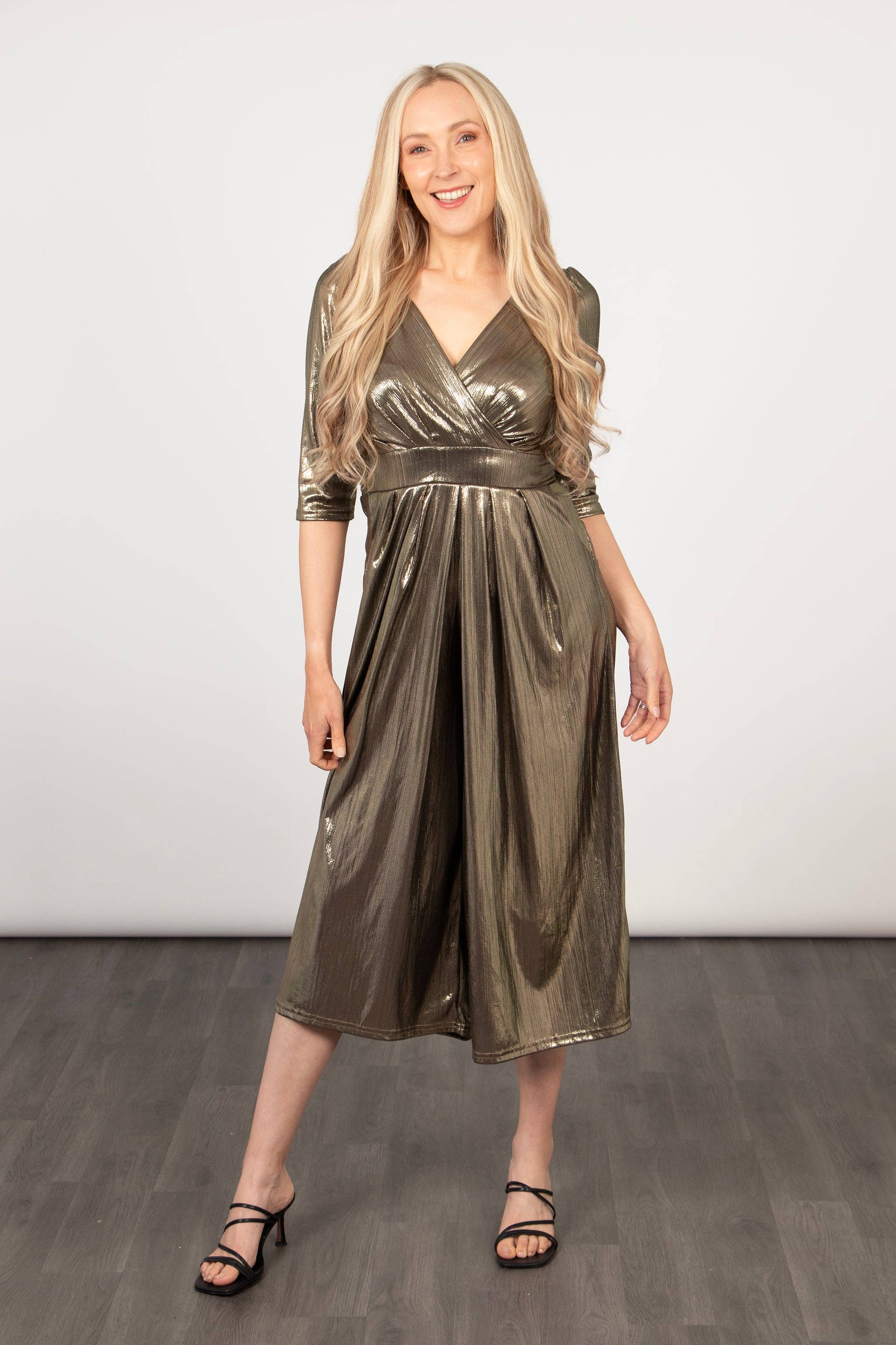 Sarta - Wholesale Jumpsuit - Dames - Sophia Metallic Gouden Wijde Pijpen Cropped Jumpsuit1