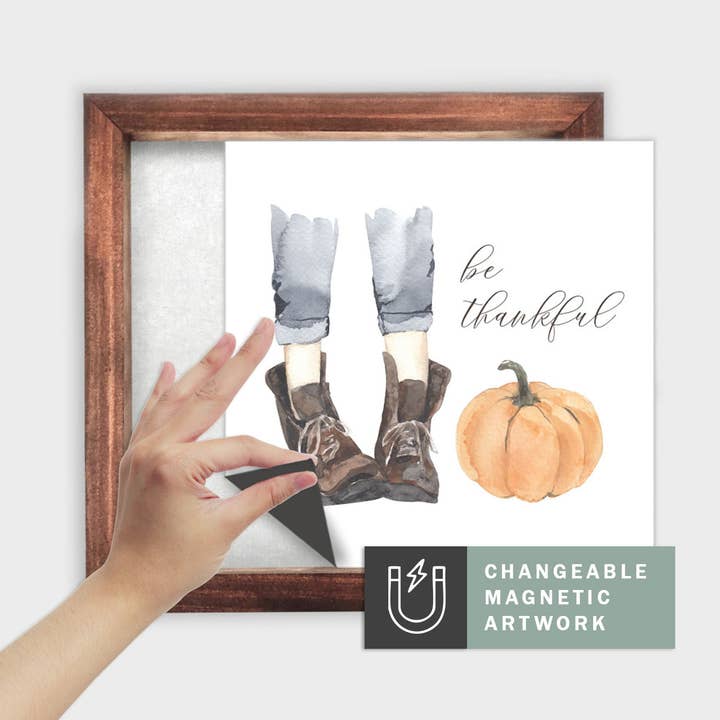 Inserto Decorativo Stagionale Magnetico per Insegna Intercambiabile (Medio): Stivali e Zucca Sii Grato | Ringraziamento e Autunno | Insegna Magnetica Vuota Venduta Separatamente per la vendita all'ingrosso da parte di Simpler Seasons Decor