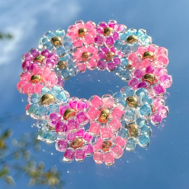Anel em flor "Poppy" de miçangas de vidro em rosa, lilás e azul por atacado de cool people club