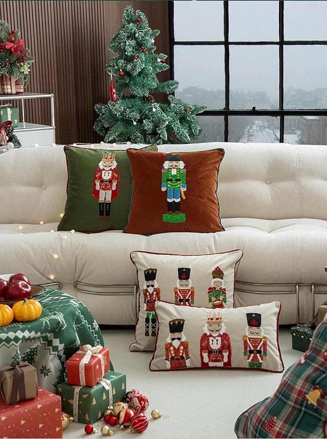 Fennco Styles - Vendita all'ingrosso Cuscini decorativi - Cuscino in velluto 45 cm con schiaccianoci ricamato e paillettes7