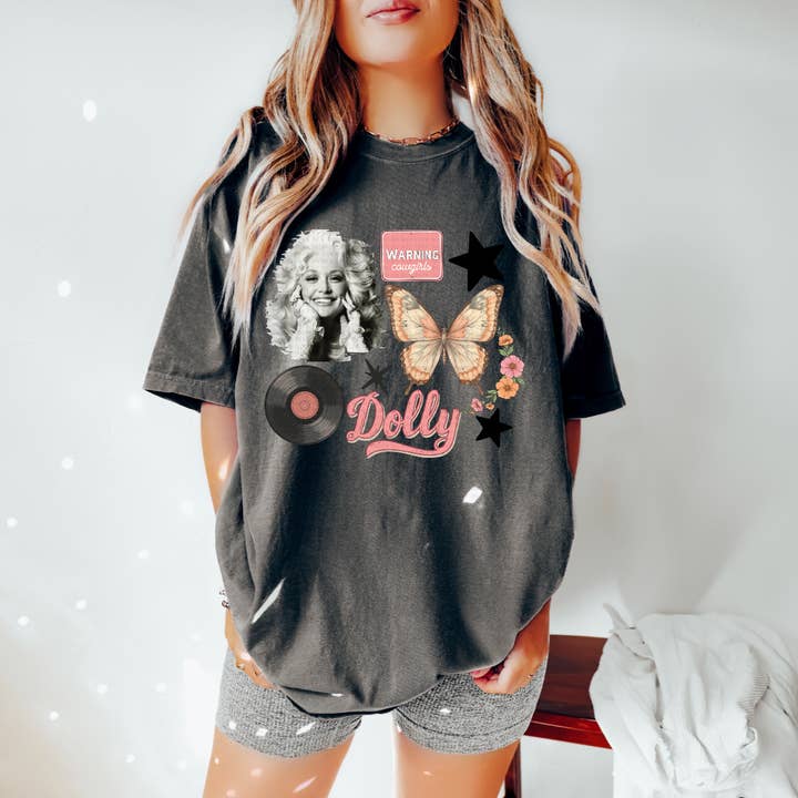 Dolly Grafisch T-shirt – Vintage Western Stijl - Oversized Trendy voor wholesale door Ash+Co