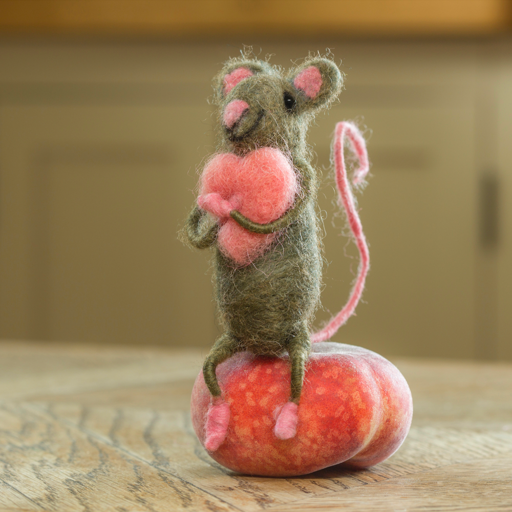 Sew Heart Felt – wholesale Decorative tabletop object – Sitting Hugging Heart Mouse1
