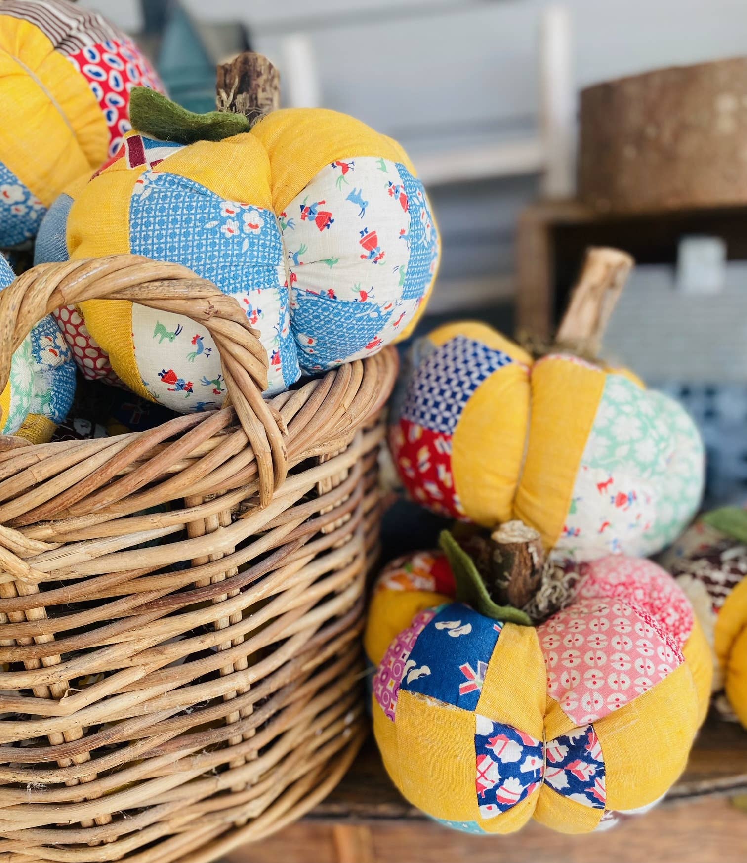 A Gnome on the Roam - Vente Décorations de table - Citrouilles en tissu faites à la main dessus de courtepointe vintage 7" décoration d'automne10