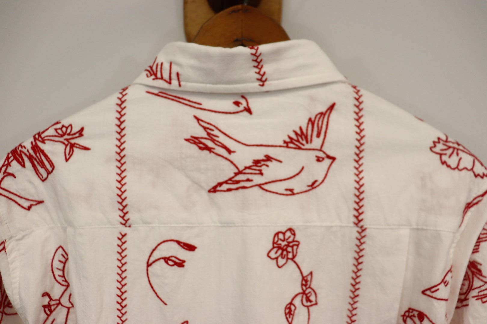 Farewell Frances – wholesale Tröja med knappar – Unisex – Redwork Broderad George Långärmad Skjorta SZ S - XXL GLS44