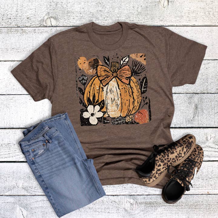T-shirt graphique floral avec nœud bohème citrouille pour la vente par The Way Down South