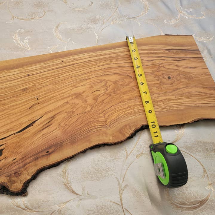 Karmic Creations - Venta al por mayor Tablas de quesos - Tabla de quesos de madera de olivo Live Edge extra grande de 24 pulgadas2
