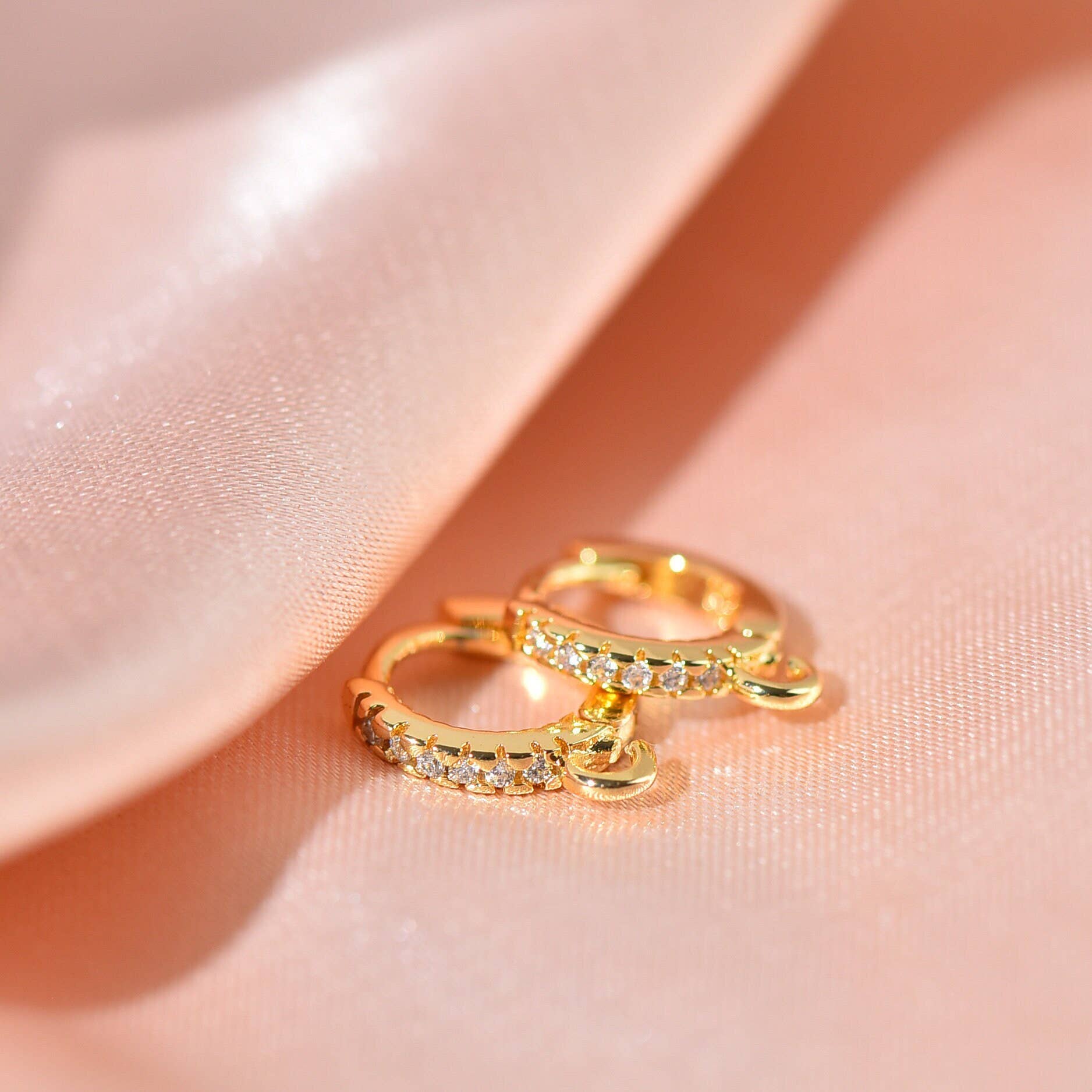 Jewel Pledge - Vendita all'ingrosso Orecchini a cerchietto - Orecchini Mini Dainty in Oro con Diamanti ERG006