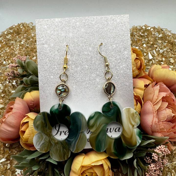 Flower Power Green Swirl oorhangers van acryl met irissen voor wholesale door Irena Blavat Designs