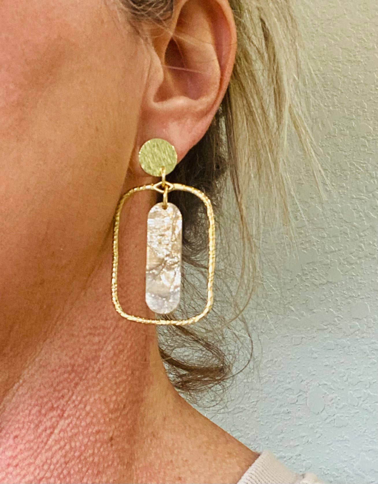 Sandy Lou Designs – Engroshandel Hængeøreringe og creoløreringe – KNUST TAFFETA I EN KREOLEØRERING2