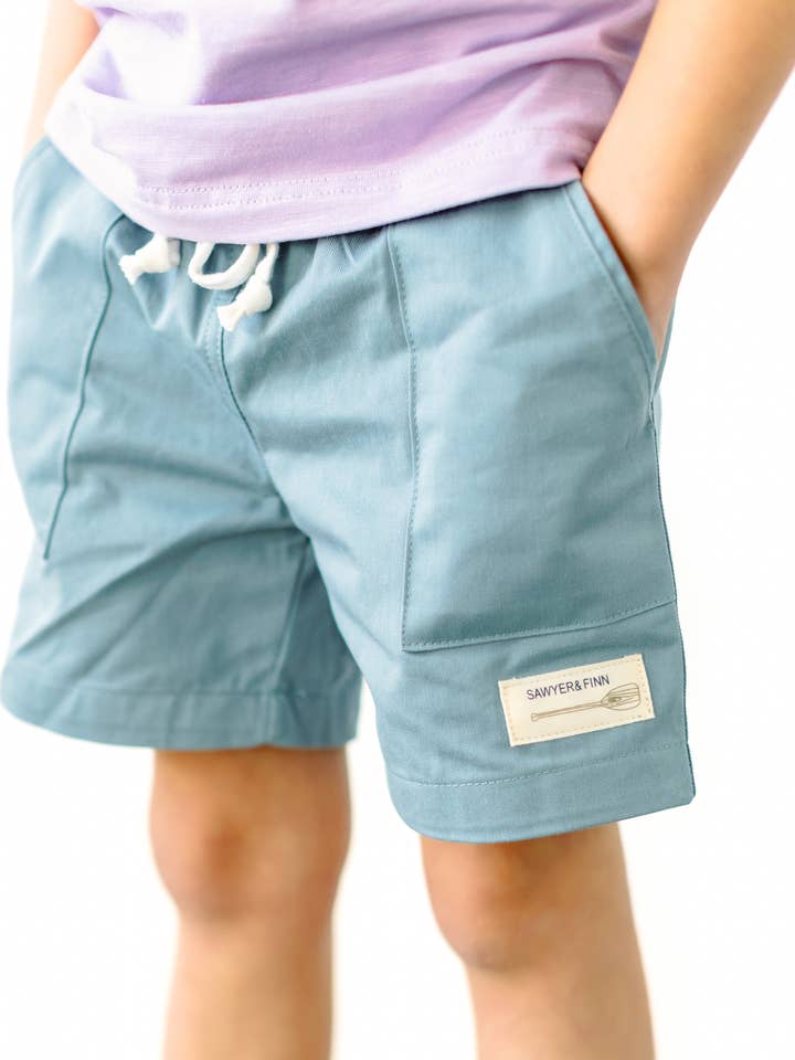 Jungen-Shorts in Türkis mit Taschen, funktionalem Kordelzug für den Großhandel von Sawyer & Finn Clothing