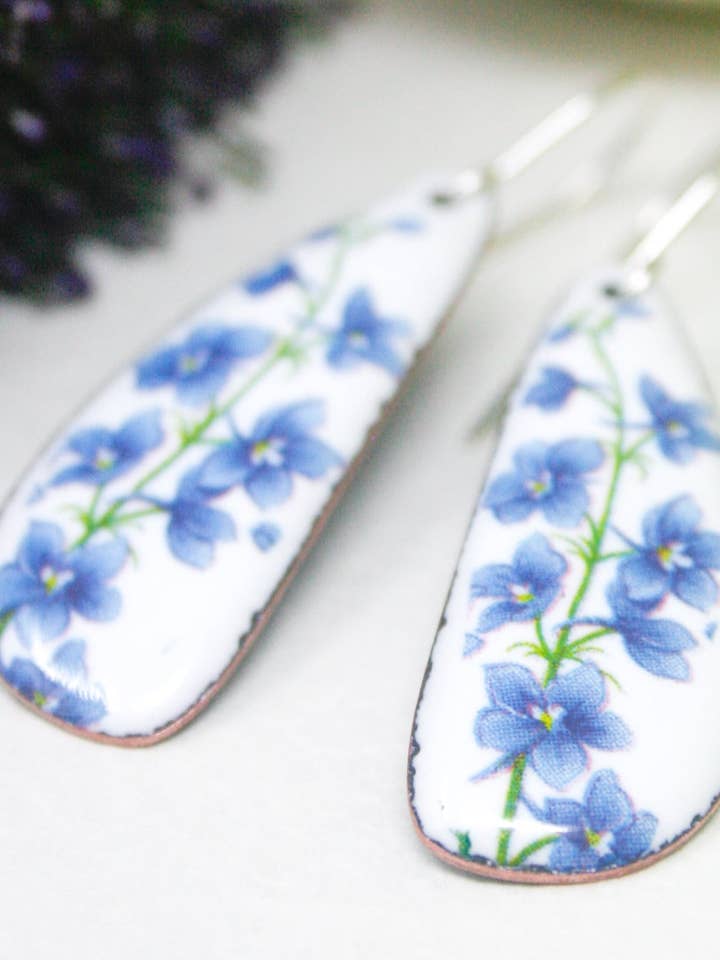 Juni Larkspur Örhängen – Medelstora Droppe Födelsedagsblomma Örhängen med Sterlingsilver för wholesale av Rising Jewelry