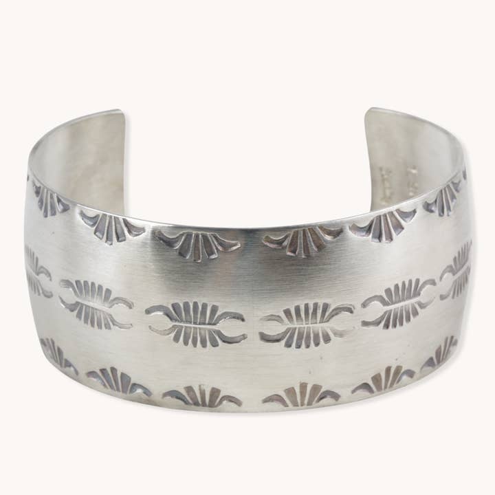 Stamp Dancer: Carpenter Manschettenarmband für den Großhandel von T.Skies Jewelry