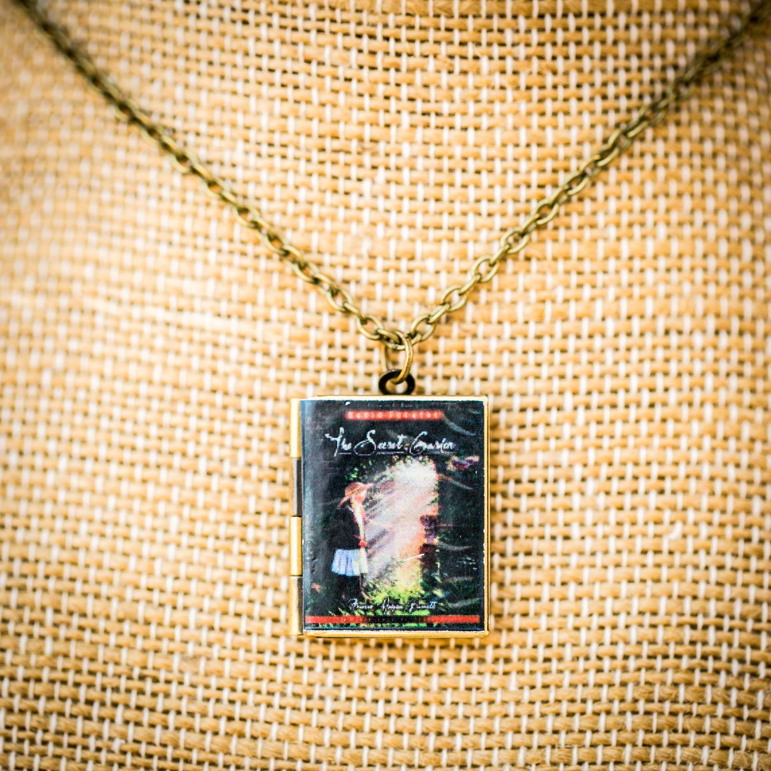 Adorned by Aisha - Vendita all'ingrosso Collane con medaglione - Collana con ciondolo libro stile Jane Eyre11