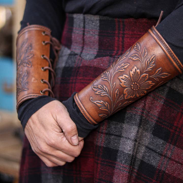 Brassard en cuir Wildflower pour la vente par Outcast Props
