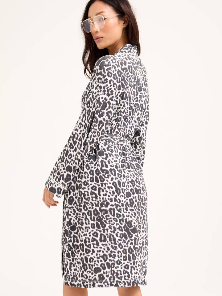 Leopard Luxe Vestaglia Kimono in Bambù con Stampa Leopardo di Lusso in vendita all'ingrosso su Faire2