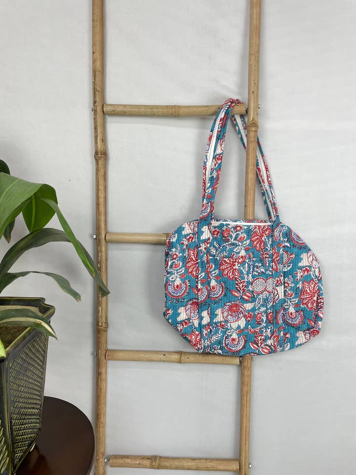 Sac cabas matelassé à bandoulière Yoga imprimé à la main pour la vente par The Eastern Loom