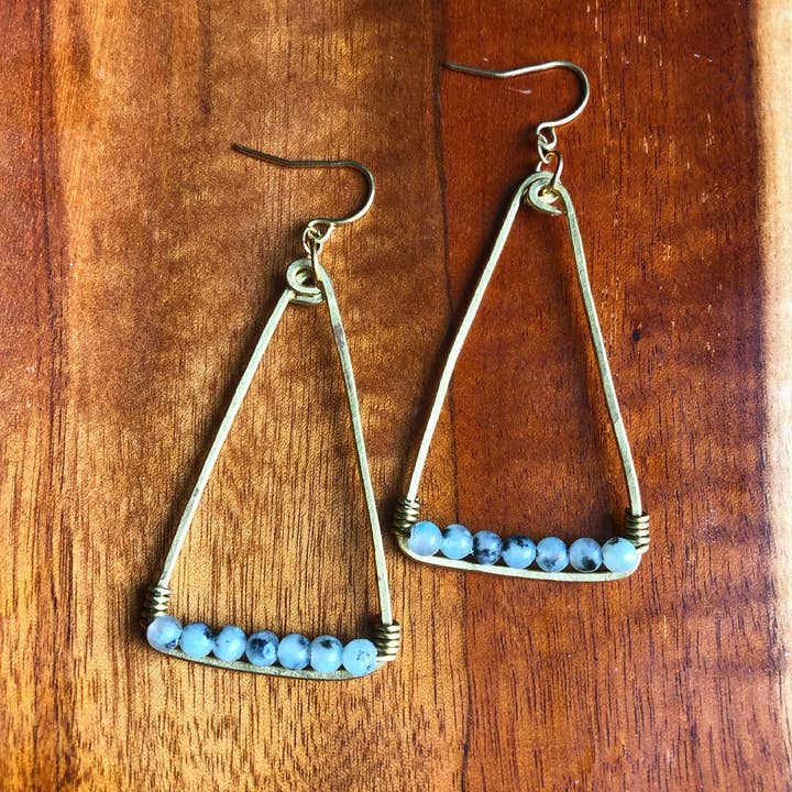 Messing + Amazoniet driehoekoorbellen voor wholesale door Kate Stephen Jewelry