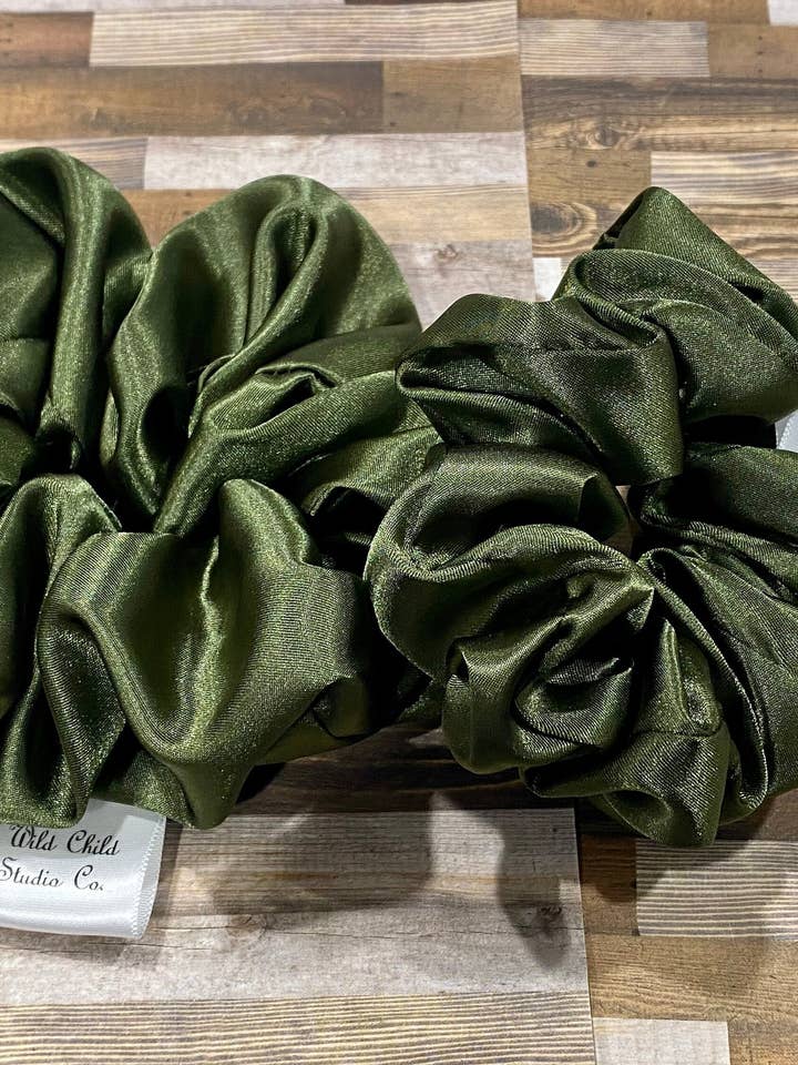 Junipergrøn satin scrunchie/hårelastik for engroshandel hos Wild Child Studio Co