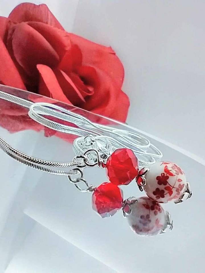 Roter Granat Blumenanhänger Halskette mit Silberkette für den Großhandel von Bad Apple Designs