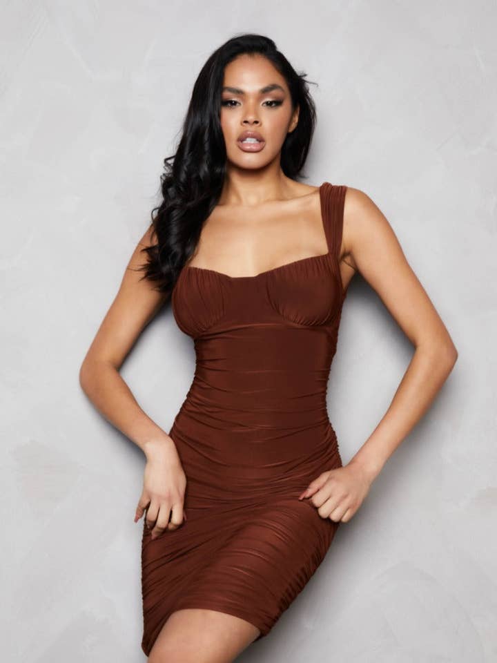 Abito corto aderente marrone con dettaglio sul corpetto - Femme Luxe per la vendita all'ingrosso da parte di Femme Luxe