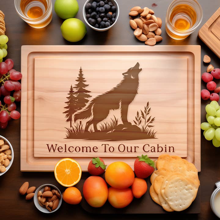 Tagliere Inciso Wolf Cabin – Regalo Rustico per la Casa di Montagna per la vendita all'ingrosso da parte di Southern Farm Signs