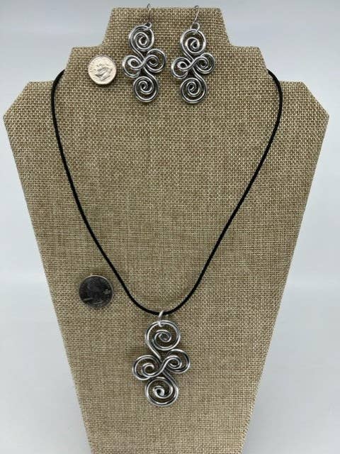 Collana con Pendente in Alluminio Ipoallergenico Curlz per la vendita all'ingrosso da parte di The Artist Jay