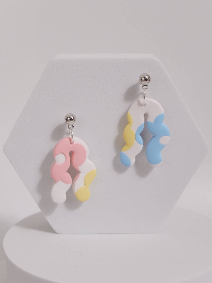 Pendientes Squiggly en colores pastel para venta al por mayor de Muni Muni