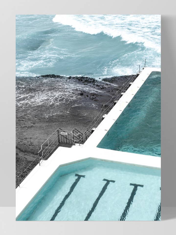 Bondi Icebergs Against Shore Wall Art. Cartaz Bondi Icebergs por atacado de PRINT AND PROPER