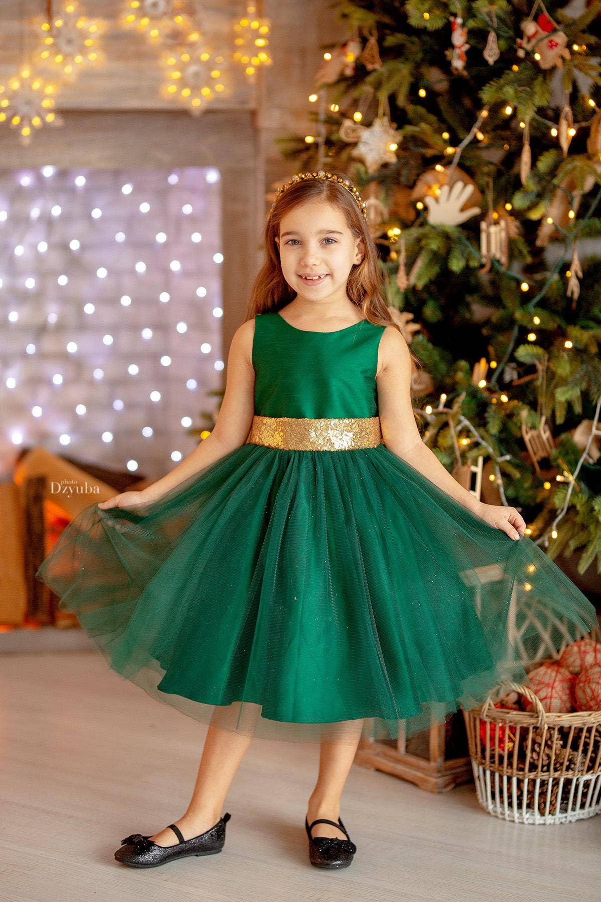 Kid's Dream - Vendita all'ingrosso Vestito - Bambini - Abito da bambina con paillettes oro, scollo a V sul retro e fiocco, anche taglie grandi11