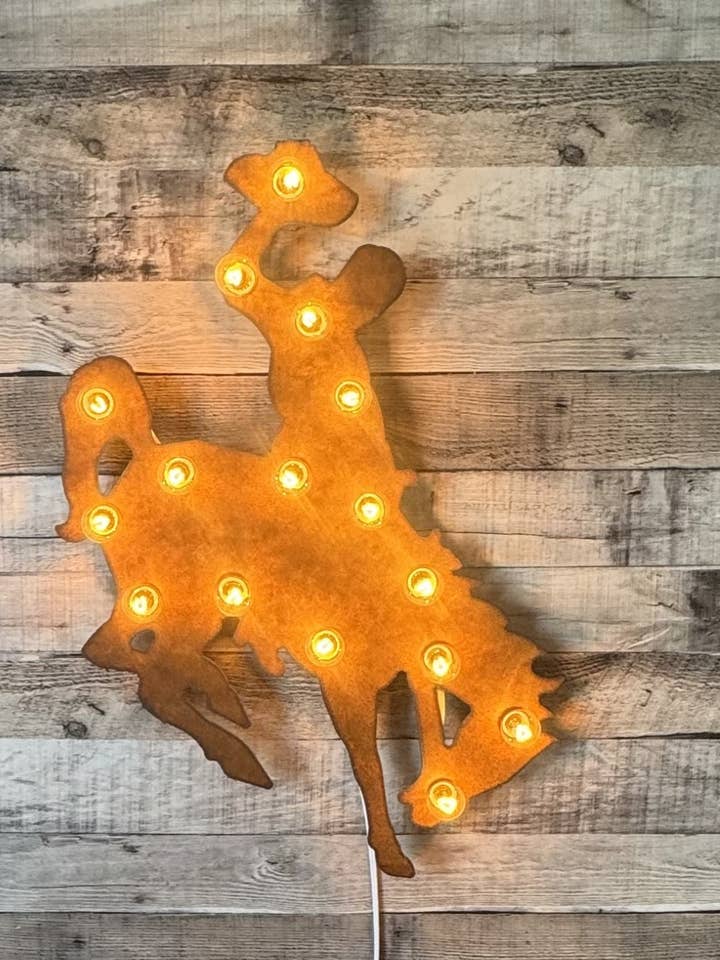 Tendone illuminato Wyoming Bronc Rodeo Western, regalo illuminato per la vendita all'ingrosso da parte di Universal Ironworks USA