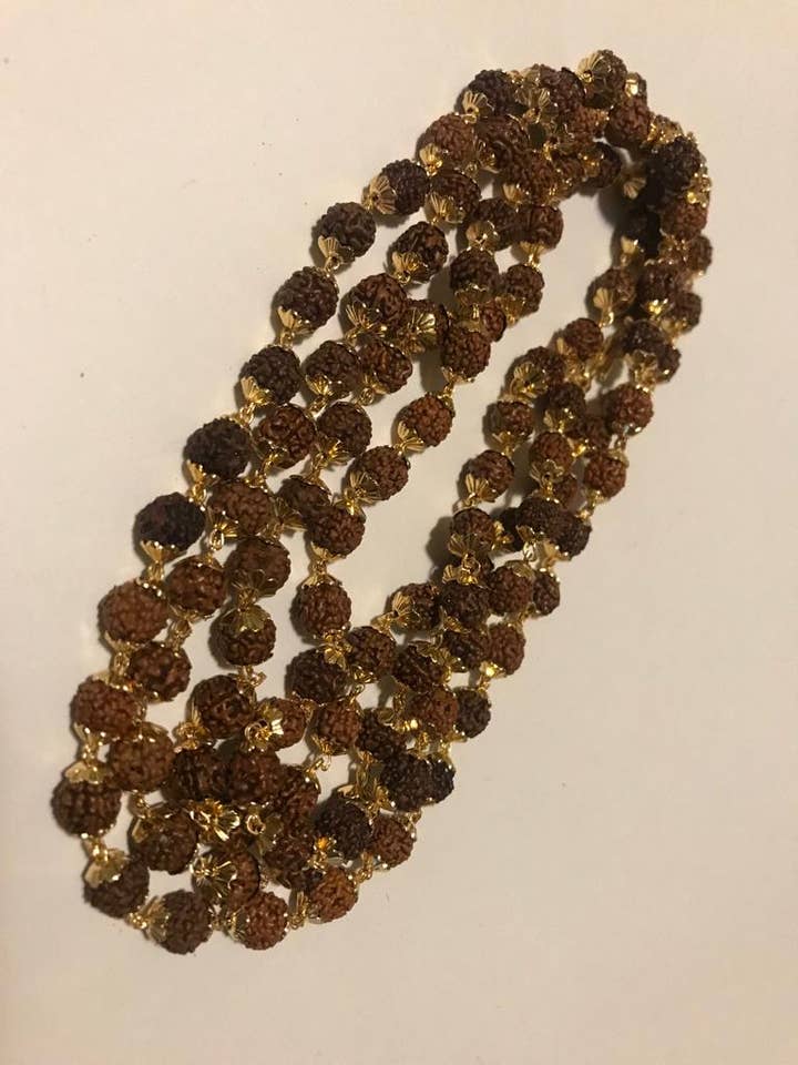 Rudraksha Beads Mala, goldfarbene Kappe (54 Rudraksha-Perlen) für den Großhandel von jiomind