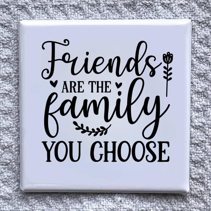 Les amis sont la famille Aimant 2x2" - Décoration de réfrigérateur faite à la main pour la vente par Made With Aloha Magnets,llc