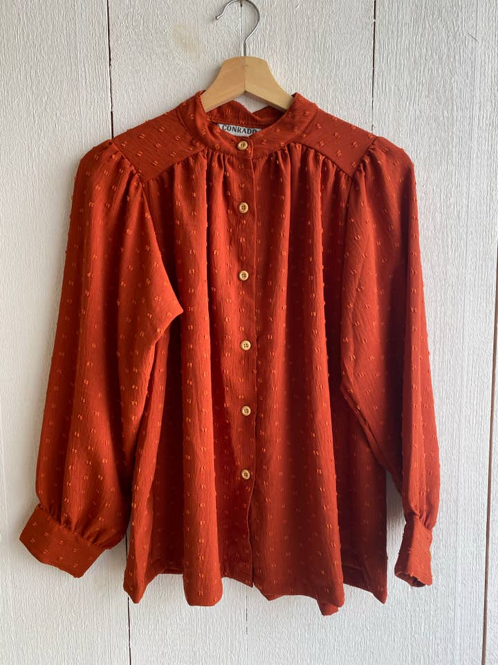 Luna Rust Swiss Dot Långärmad Topp för wholesale av CONRADO®