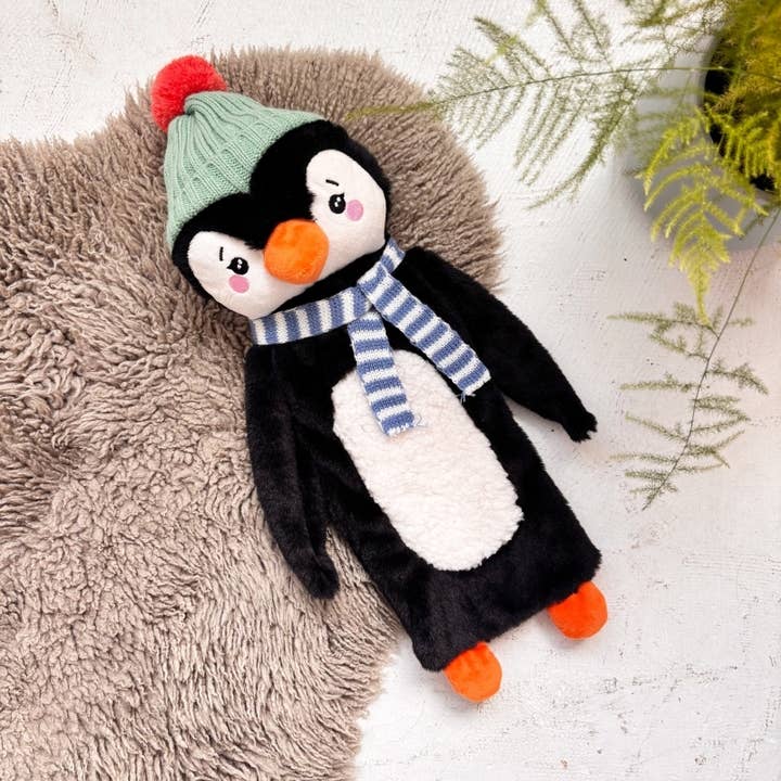 Bonnet Pingouin Bouillotte pour la vente par House of Disaster