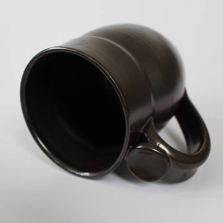 Mug Seau à Miel en Noir pour la vente par Pip the Potter (southwick pottery)