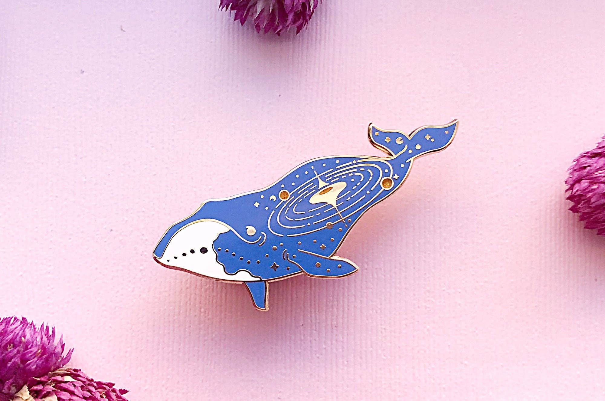 Alum and Ink - Vente Épinglettes/boutons - Épinglette Quasar en forme de baleine boréale (World Eater)