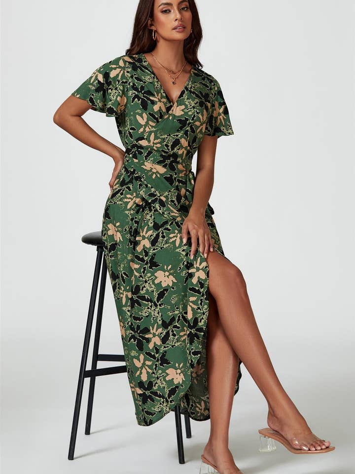 Robe longue portefeuille à fleurs abstraites en olive pour la vente par FS Collection (Germany)