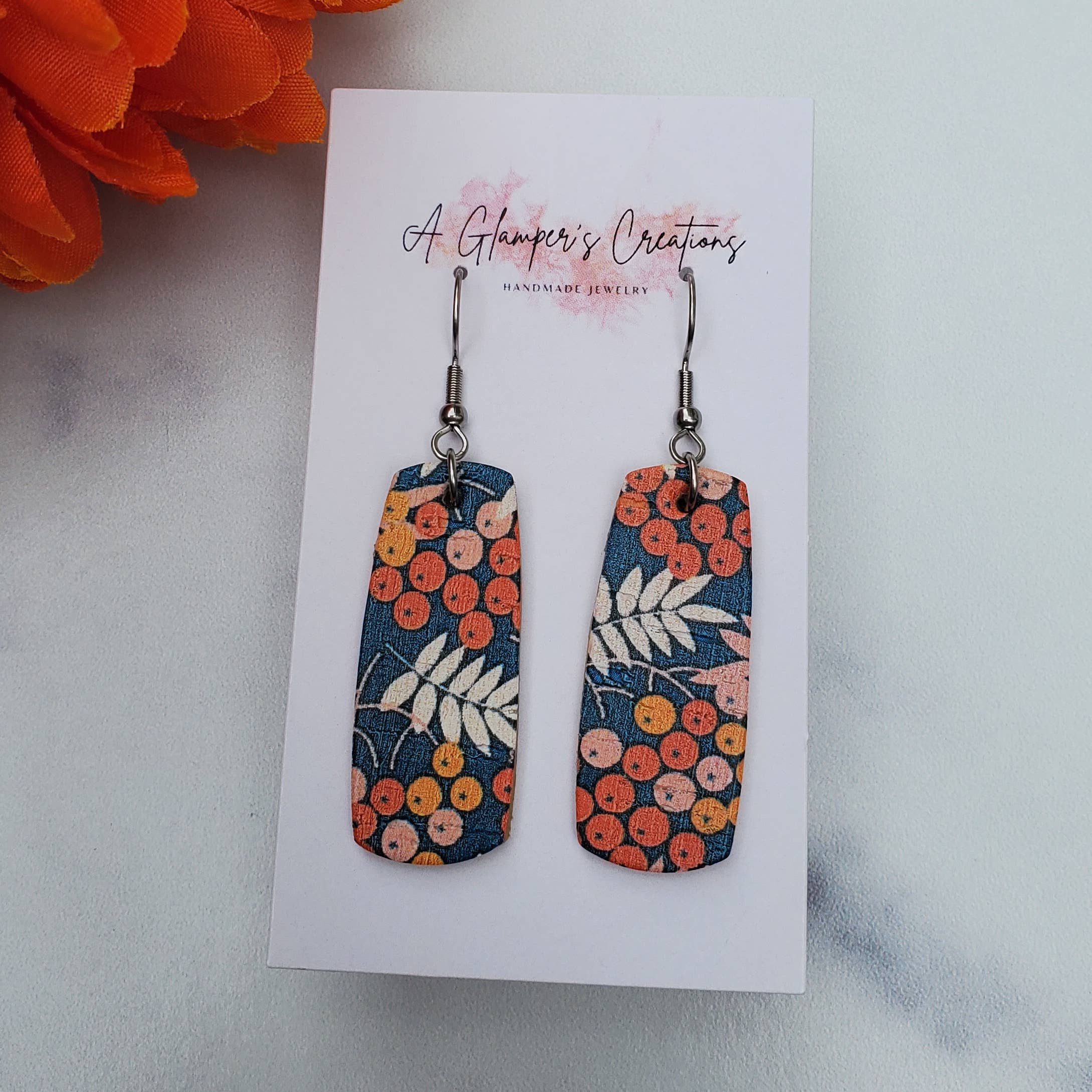 A Glamper's Creations LLC – wholesale Hängande örhängen – Höstblommiga på blå Mini Bar läderörhängen2