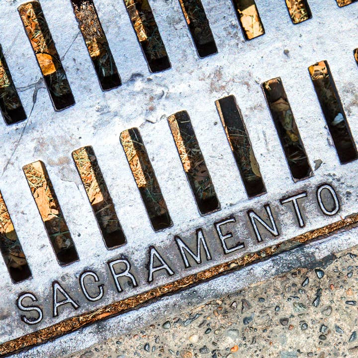 Sacramento Manhole Dessous de verre en céramique pour la vente par South Austin Gallery