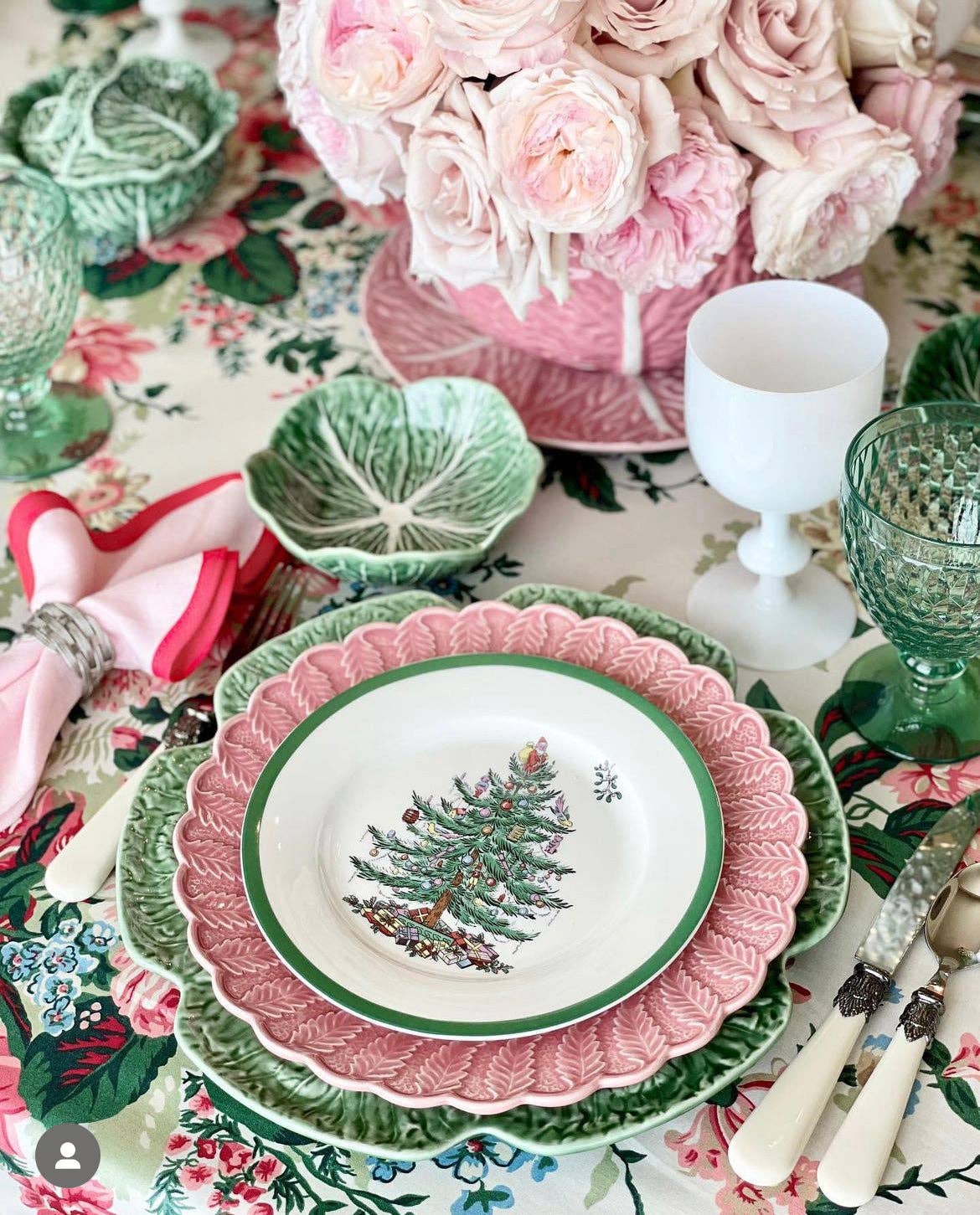 Frances Fields Home, formerly Fenwick Fields – wholesale Middags- och tygservett – Linne Skulpterad Fyrkant | Pionrosa med Rosknoppsröd (4-pack)2